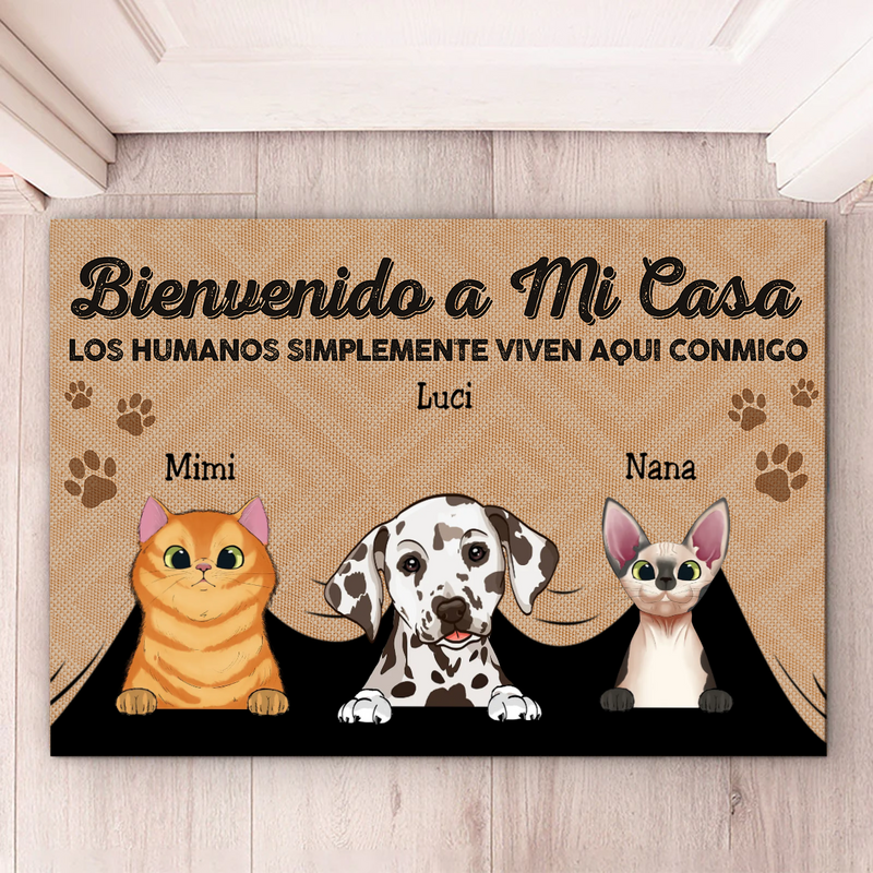 Pet Lovers - Los Humanos Simplemente Viven Aquí Con Nosotros Spanish - Personalized Doormat